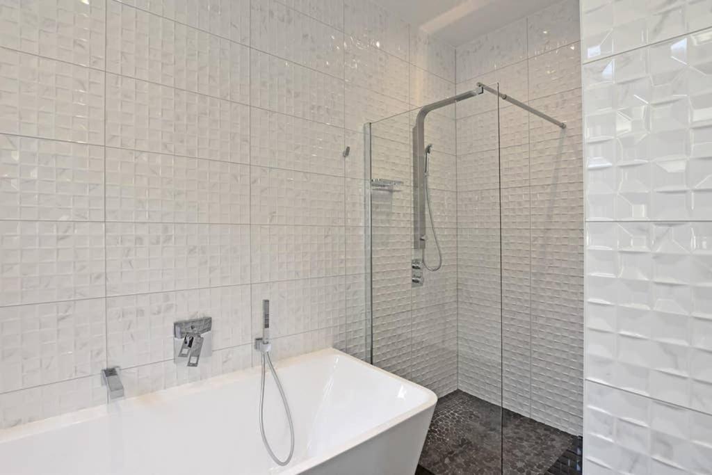 6,5 Luxury Room Apartment - Central Zwickau - 3 Bedrooms - 2 Bathrooms מראה חיצוני תמונה